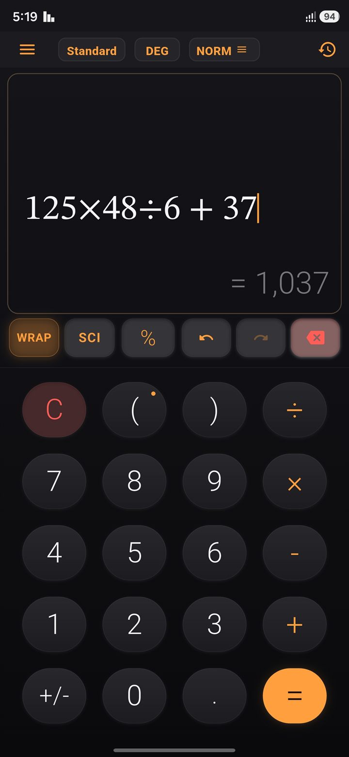 لقطة من تطبيق CalcEditor في الوضع القياسي تعرض العملية 125×48÷6+37 وناتجها 1,037